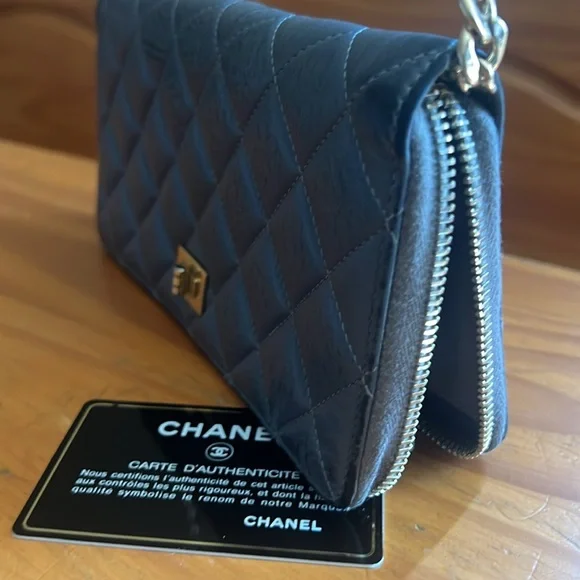 CHANEL QUILTED ZIPPY WALLET FOR IPHONE PLUS - Picture 8 of 15